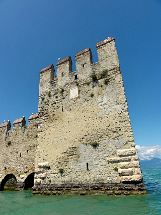 Hrad Rocca Scaligera na Lago di Garda (Itálie)