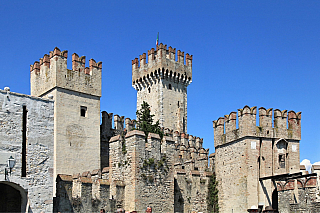 Hrad Rocca Scaligera na Lago di Garda (Itálie)