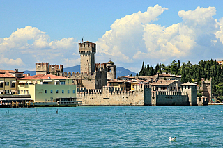 Hrad Rocca Scaligera na Lago di Garda (Itálie)