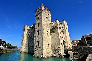 Hrad Rocca Scaligera v Sirmione (Itálie)