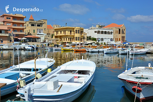 Poklidný přístav ve městě Tyros (Libanon)