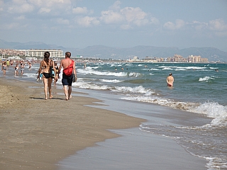 Písečná pláž ve Valencii (Španělsko)