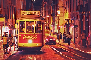 Stará tramvaj v centru Lisabonu (Portugalsko)