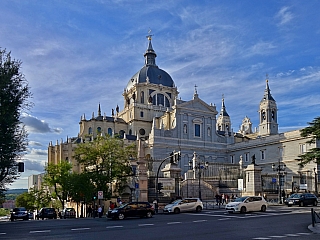 Katedrála Panny Marie Almudenské v Madridu (Španělsko)