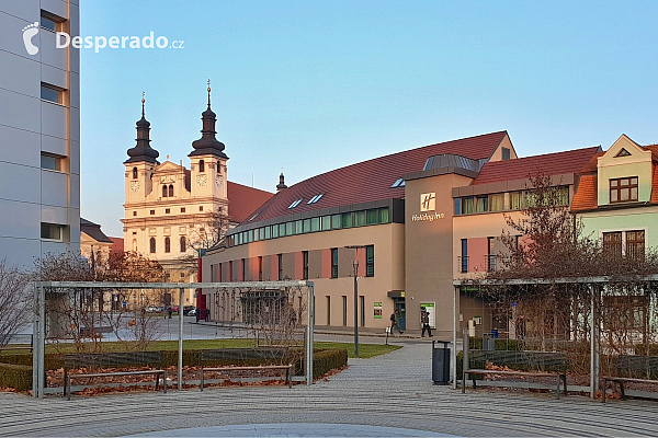 Katedrála svatého Jana Křtitele a park Trnavské univerzity v Trnavě (Slovensko)