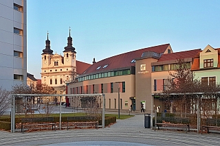 Katedrála svatého Jana Křtitele a park Trnavské univerzity v Trnavě (Slovensko)