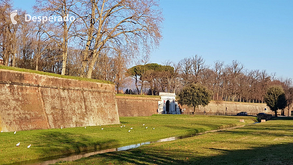 Luccu dodnes obepíná prstenec masivních hradeb (Itálie)