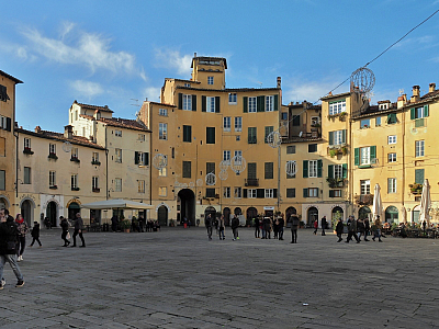 Piazza dell'Anfiteatro v Lucca (Itálie)