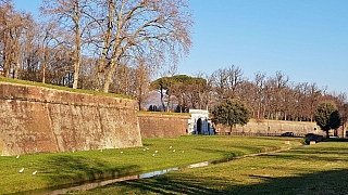 Luccu dodnes obepíná prstenec masivních hradeb (Itálie)