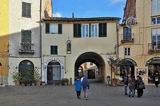 Piazza dell'Anfiteatro v Lucca (Itálie)