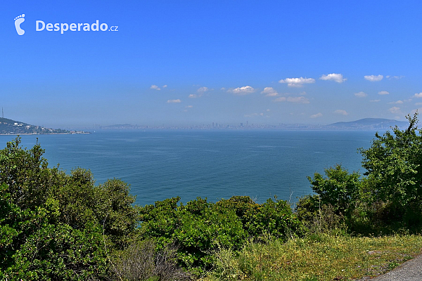 Ostrov Büyükada a v dáli výhled na Istanbul (Turecko)