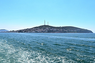 Ostrov Büyükada vypadá z lodi docela malý, ale na stálo tam bydlí přes 7000 obyvatel (Turecko)