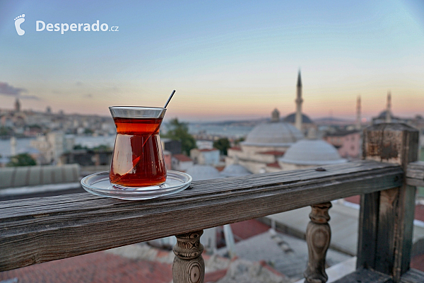 V Istanbulu musíte ochutnat turecký čaj (Turecko)
