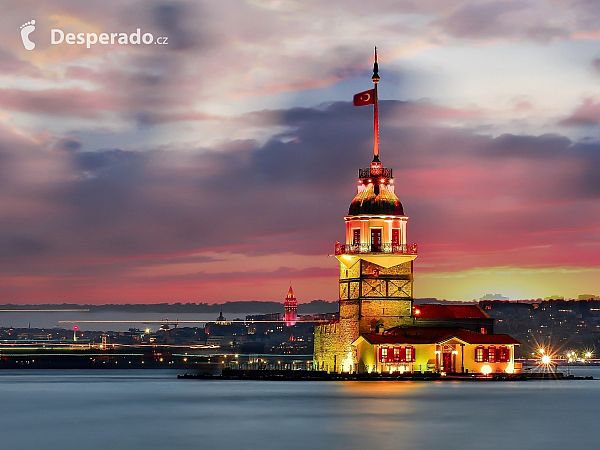 Věž Kiz Kulesi (Maiden's Tower) v Istanbulu (Turecko)