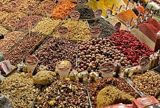 Koření v Grand Bazaru v Istanbulu (Turecko)