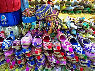 Zboží ve Velkém Bazaru v Istanbulu (Turecko)