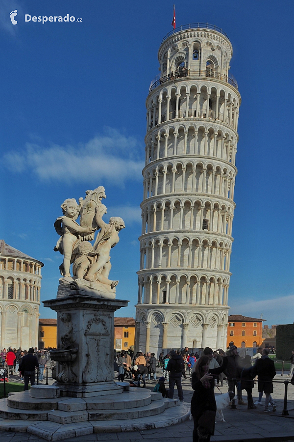 Šikmá věž na Piazza dei Miracoli v Pisa (Itálie)