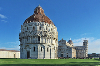 Baptisterium svatého Jana na Piazza dei Miracoli v Pisa (Itálie)