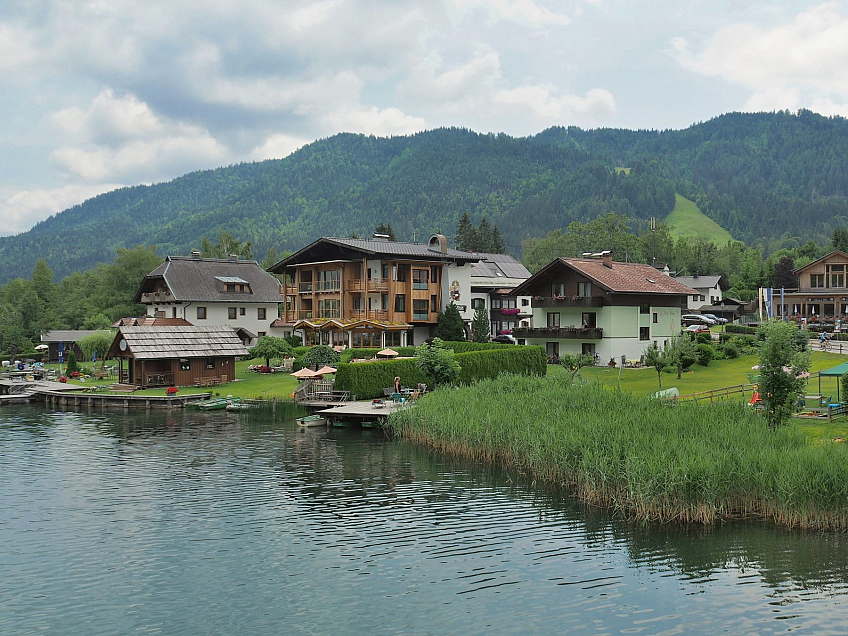Techendorf a jezero Weissensee v Korutanech (Rakousko)