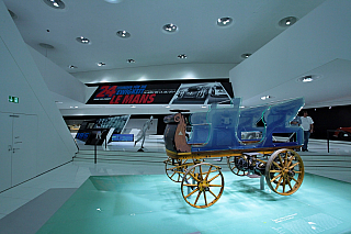 Porsche muzeum ve Stuttgartu (Německo)