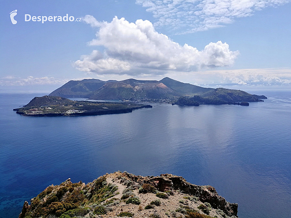 Výhled na ostrov Vulcano z ostrova Lipari (Sicílie - Itálie)