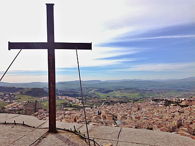 Výhled na město Corleone (Sicílie - Itálie)