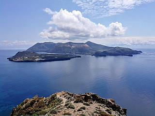 Výhled na ostrov Vulcano z ostrova Lipari (Sicílie - Itálie)