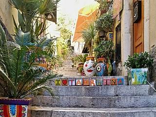 Uličky ve městě Taormina (Sicílie - Itálie)