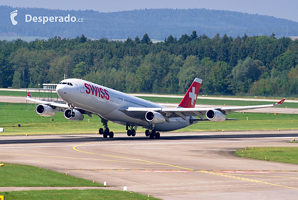 Airbus A340 letecké společnosti Swiss na letišti v Curychu (Švýcarsko)