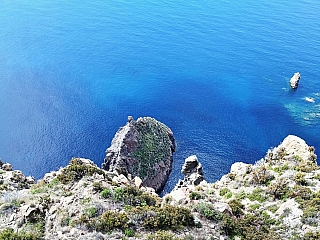 Zářivá barva moře u Liparských ostrovů (Itálie)