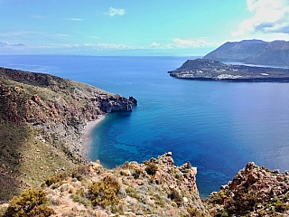 Zářivá barva moře u Liparských ostrovů (Itálie)