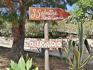 Ukazatel cestou k Osservatorio Geofisico di Lipari (ostrov Lipary - Itálie)
