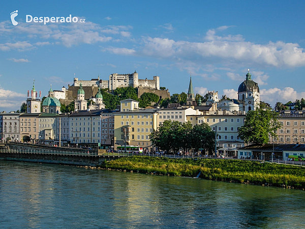 Řeka Salzach a historické centrum Salcburku s pevností Hohensalzburg (Rakousko)