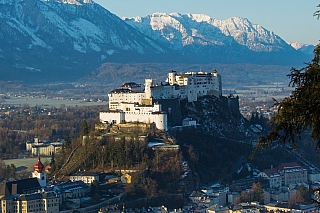Hrad Hohensalzburg se tyčí nad centrem Salcburku (Rakousko)