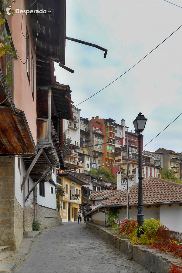 Celé Veliko Tarnovo je na kopci, tudíž mnohokrát je třeba výšlap do kopce (Bulharsko)