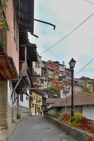 Celé Veliko Tarnovo je na kopci, tudíž mnohokrát je třeba výšlap do kopce (Bulharsko)