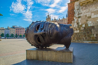 Originální socha v centru Krakova (Polsko)