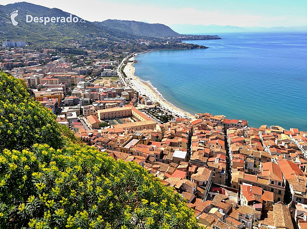 Výhled z Rocca di Cefalù na městečko Cefalù (Sicílie - Itálie)