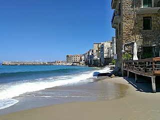 Domy přímo na pláží ve městě Cefalù (Sicílie - Itálie)