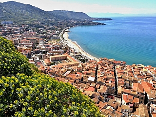 Výhled z Rocca di Cefalù na městečko Cefalù (Sicílie - Itálie)