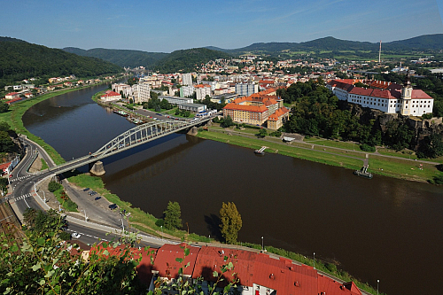 Jedno z vůbec nejníže položených českých měst, kterému dal název slovanský kmen Děčanů, obývající kotlinu nad Labem. Děčín je symbolem pro mořeplavbu, protože právě odtud míří lodě do Hamburku a pak dál, do severního moře. Nabízí historické centrum, které má jen málokterá lokalita a stejně tak i...