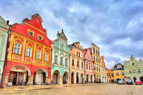 Město, jehož historické centrum se nachází na prestižním seznamu UNESCO, snad ani netřeba zdlouhavě představovat. Telč určitě zná naprosto každý, žije tu hned pět tisíc obyvatel a rozhodně se nedá říci, že snad třeba Jindřichův Hradec nebo Pelhřimov zastiňují jeho slávu. Založen byl údajně před...