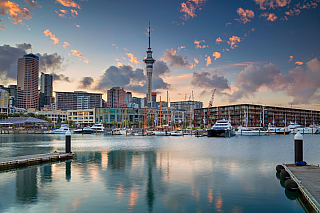 Pokud někdy uslyšíte pojem „město plachet a přístavů“, měl by se vám vybavit Nový Zéland a město Auckland. Ačkoliv se nejedná o hlavní město, tím je na Novém Zélandu Wellington, má největší počet obyvatel, a to více než 1 300 000. Velkou zajímavostí toho města je především to, že se rozkládá na...