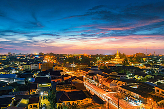 Pokud zavítáte do Laosu, pravděpodobně první město, ve kterém se ocitnete, bude právě Vientiane. To bylo založeno již v kolem roku 1000 našeho letopočtu v údolí podél řeky Mekong. V současné době je Vientiane se svými necelými 750 000 obyvatel hlavním městem celého Laosu. Ačkoliv se tento počet...