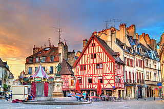 Město Dijon najdeme na východě Francie, nedaleko pramene nejznámější francouzské řeky Seiny. Podobně jako Paříž nebo maďarský Tokaj, má i Dijon bohatou historii, a k rozkvětu samotného města docházelo hlavně v období středověku. To je ostatně patrné na první pohled. Francie nemá mnoho měst,...