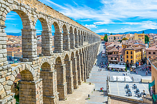 Stejně jako Madrid, i Segovia leží v oblasti středního Španělska a svými zajímavostmi pro Španěly znamená totéž, co pro Itala Benátky. Ačkoliv je Segovia relativně malé město, kterých má Španělsko celou řadu, je cílem cestování mnoha turistů. Ve městě samotném žije aktuálně okolo padesáti tisíc...