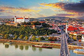 Pokud se řekne Slovensko, málokomu se nevybaví jeho dvě nejznámější města, kterými jsou Košice a samozřejmě Bratislava. Ta je hlavním městem našeho východního souseda, a může turistům nabídnout mnoho památek. Tak jako má Praha svůj hrad, není pozadu ani Bratislava. Tato slovenská metropole má...
