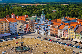 V místě kde se stéká řeka Vltava a Malše najdeme příjemné město České Budějovice, ve kterém aktuálně žije okolo 100 tisíc obyvatel. Vzhledem ke své lokalitě a mnoha památkám jak uvnitř samotného města, tak i v jeho okolí je vyhledávaným místem mnoha turistů. Ačkoliv stále je tím hlavním...