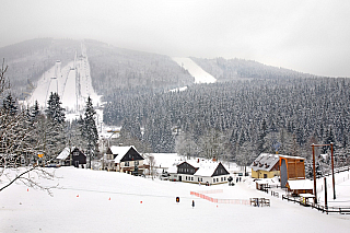 Město Harrachov se samozřejmě nachází v Krkonoších, konkrétně na úpatí Čertovy hory. Jedná se o poměrně malé město s necelými 2 000 obyvateli, a svým územím přímo sousedí se sousedním Polskem. Je tak jedním z mnoha hraničních přechodů, které České republika v této oblasti má.
Město v první řadě...