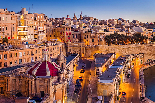 Ačkoliv je Vallletta skutečně hlavním městem státu Malta, počet obyvatel tomu nenasvědčuje, jelikož v porovnání s ostatními metropolemi na celém světě jich zde žije pouhých 7 000. Přesto je však na území města mezinárodní letiště, a tak mohou všichni zájemci o návštěvu Valletty pohodlně dorazit....